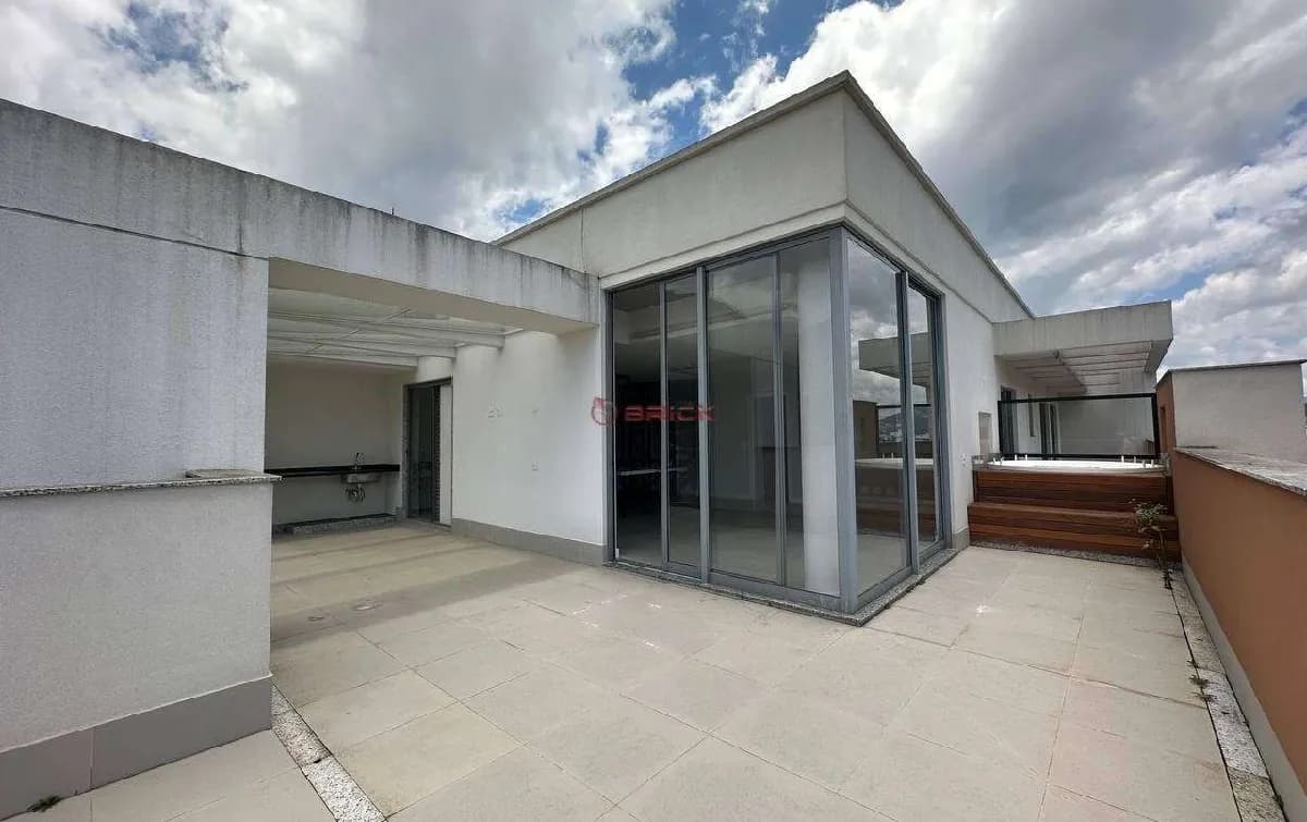Cobertura linear com 3 quartos sendo 2 suítes em Agriões - Teresópolis/RJ.