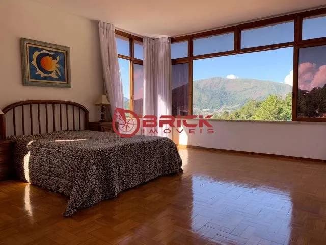 Casa independente com 4 quartos sendo 1 suíte na Iúcas - Teresópolis/RJ.
