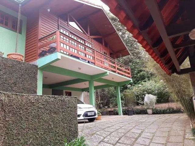 Casa à venda com 5 quartos sendo 1 suíte, 141 m² em Albuquerque - Teresópolis/RJ.