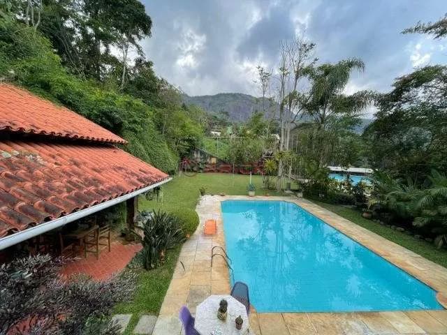 Casa com 5 quartos sendo 3 suítes em condomínio no Parque do Imbuí - Teresópolis/RJ.