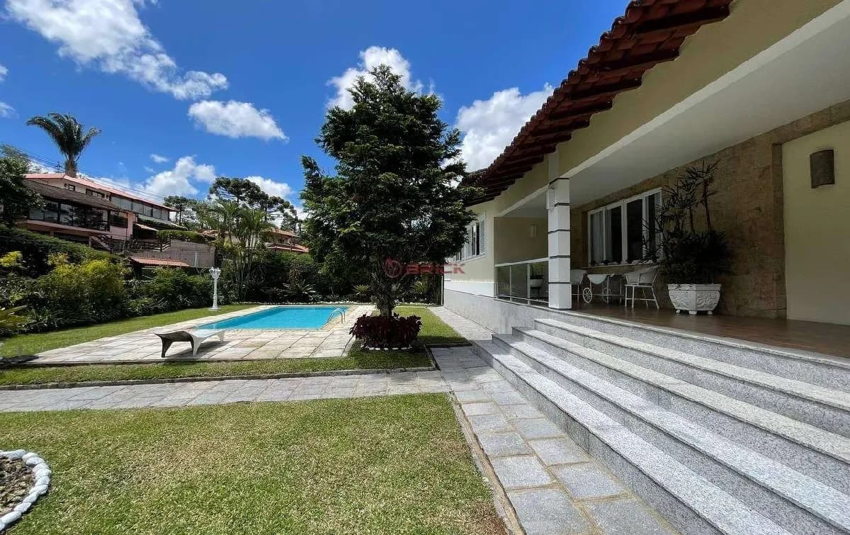 Casa com 4 quartos sendo 2 suítes, 1.300 m² de terreno plano no Comary - Teresópolis/RJ.