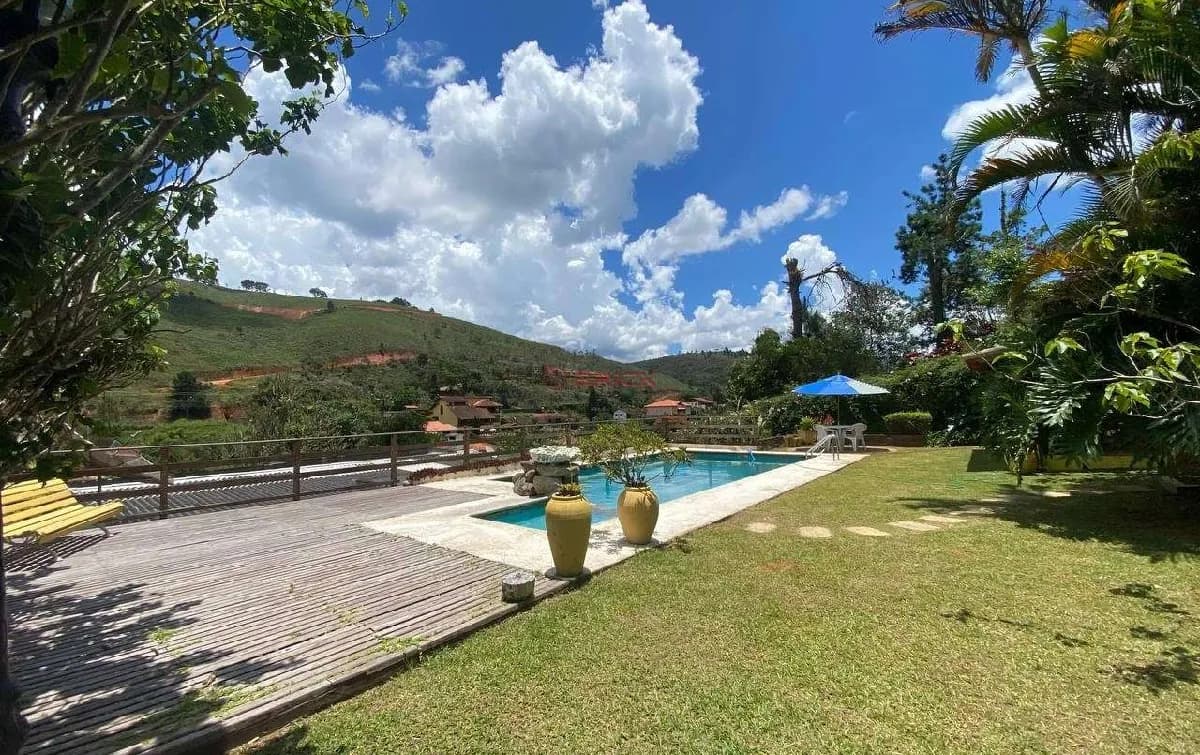 Casa linear com 3 quartos sendo 1 suíte, 1.370 m² de terreno em Albuquerque - Teresópolis/RJ.