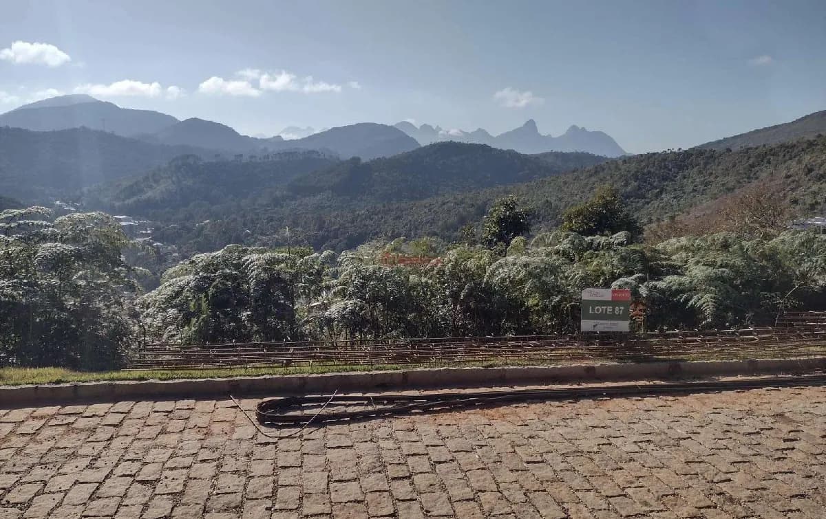 Terreno com 325 m² em condomínio em Albuquerque - Teresópolis/RJ.