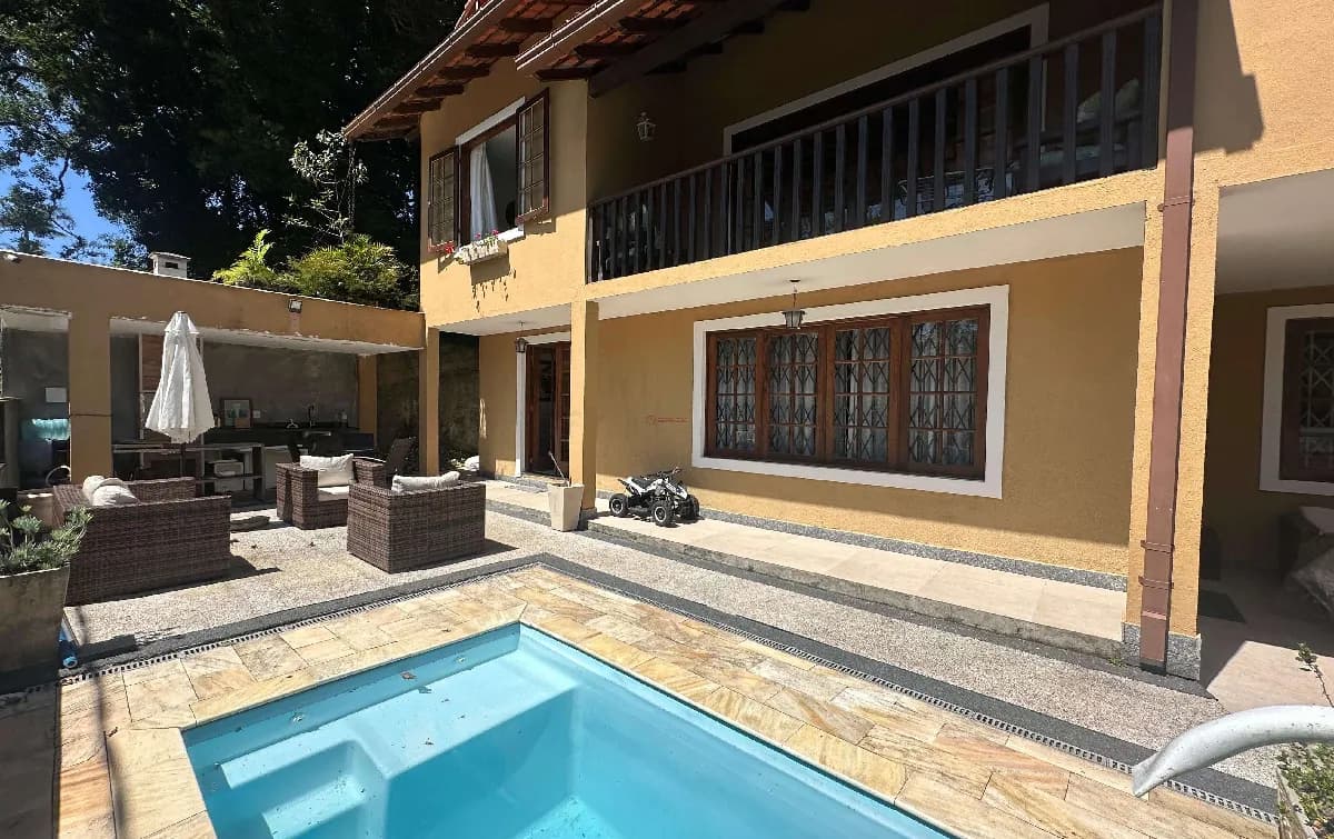 Casa independente com 6 quartos sendo 2 suítes no Comary - Teresópolis/RJ.