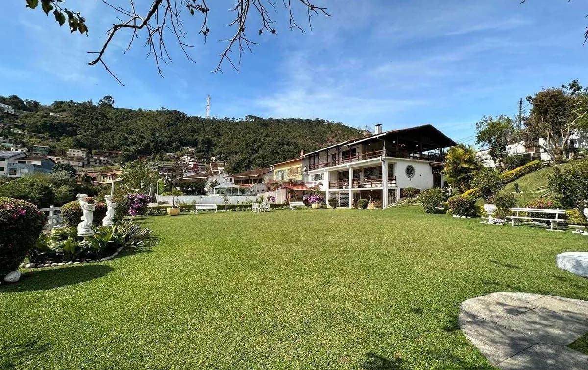 Casa independente com 5 quartos sendo 2 suítes no Jardim Cascata - Teresópolis/RJ.