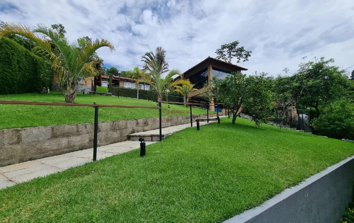 Casa com 3 quartos sendo uma suíte, em condomínio em Albuquerque, Teresópolis/RJ.