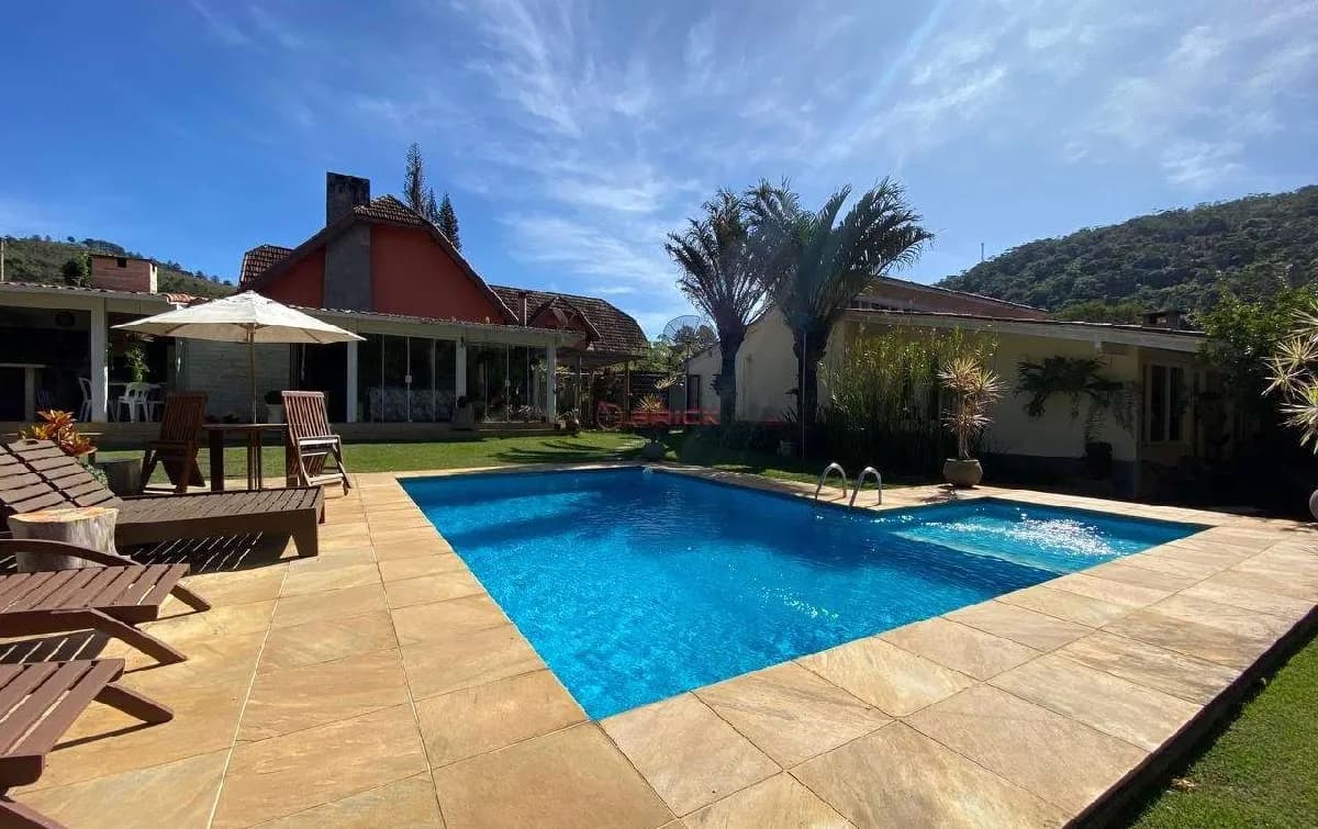 Casa com 4 quartos sendo 2 suítes, 269 m² em Albuquerque - Teresópolis/RJ