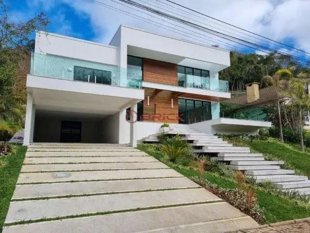 Casa nova e moderna com 5 suítes e lazer privativo em condomínio no Quebra Frascos - Teresópolis/RJ.