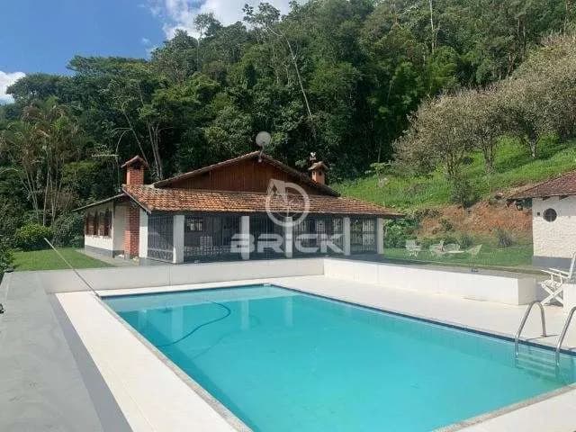 Sítio em Sebastiana com área de 28 mil m² com casa principal com 6 quartos - Teresópolis/RJ.