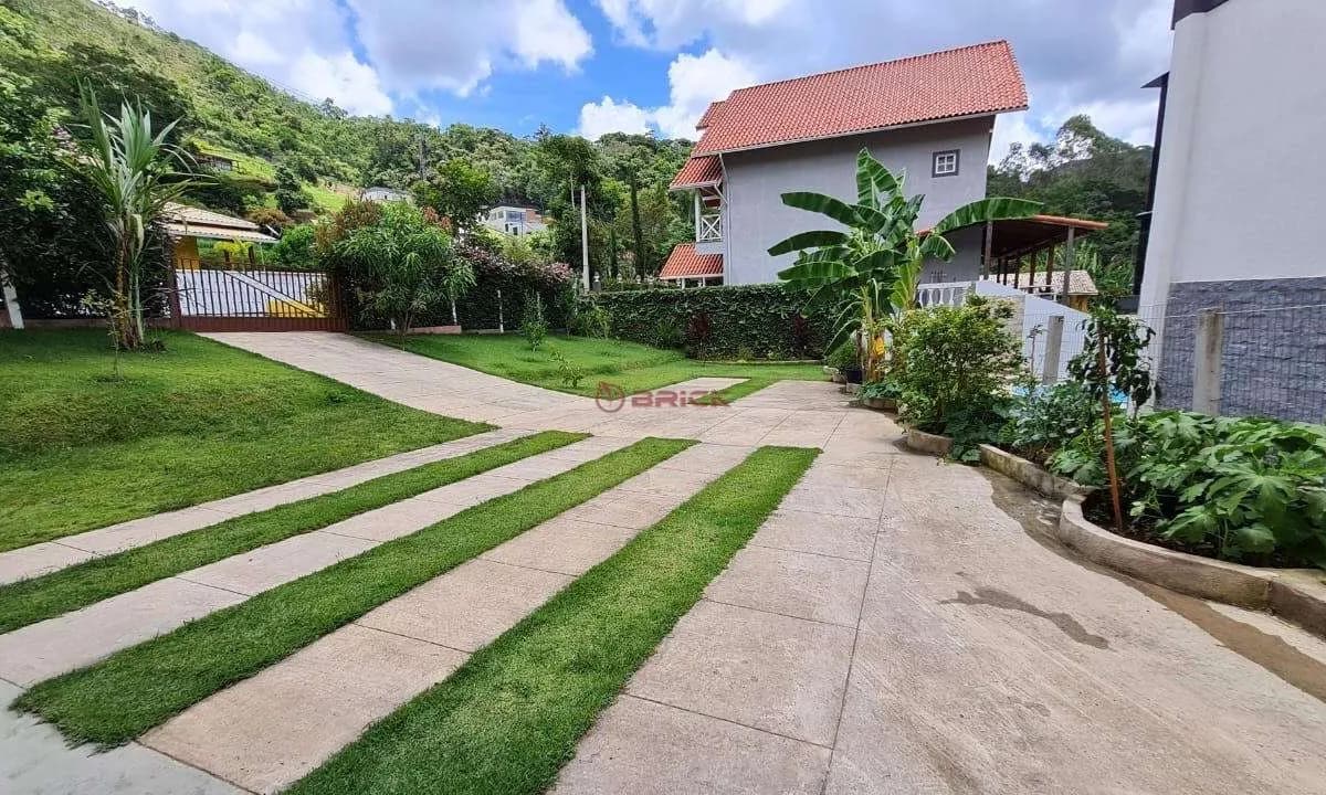 Casa com 3 quartos sendo 1 suíte em condomínio em Sebastiana - Teresópolis/RJ.