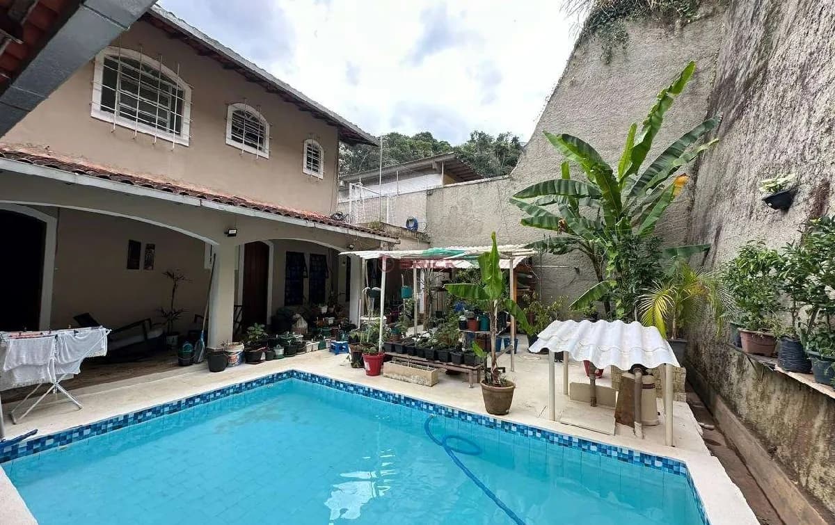 Casa independente com 4 quartos sendo 2 suítes no Vale do Paraíso - Teresópolis/RJ.