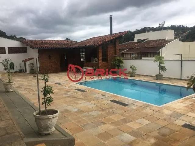 Casa com 4 quartos sendo 1 suíte na Tijuca - Teresópolis/RJ.