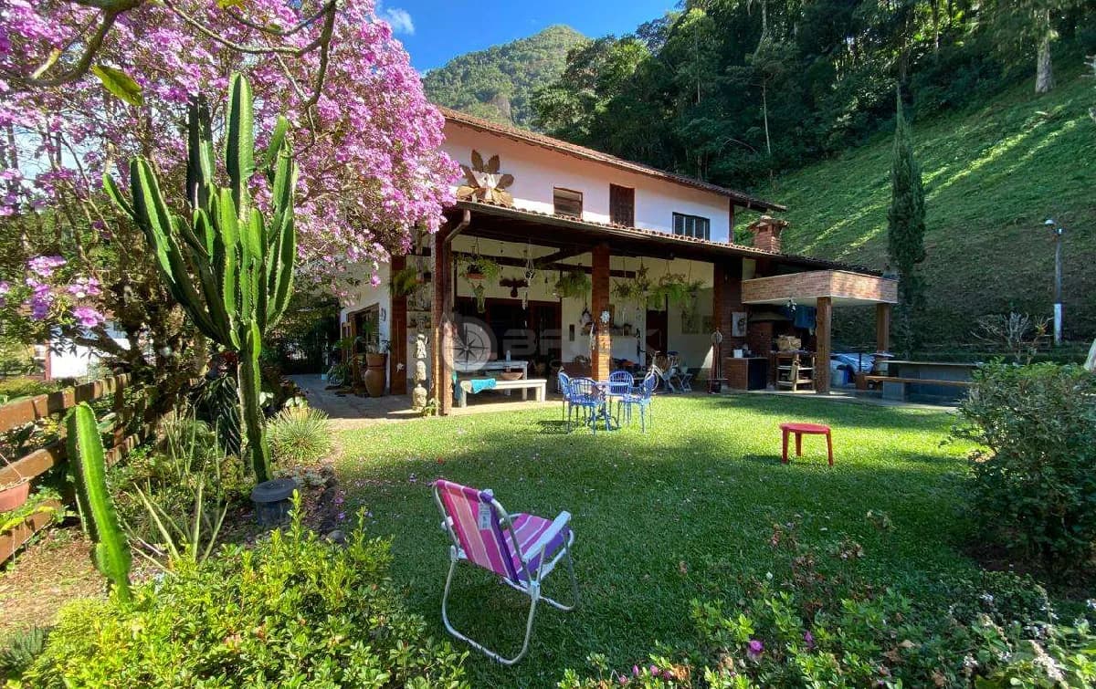 Casa com 3 suítes em condomínio na Granja Guarani - Teresópolis/RJ.