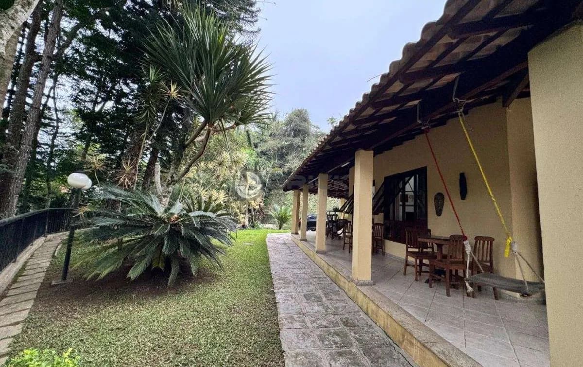 Casa linear com 3 suítes, 3.900 m² de terreno em condomínio em Albuquerque - Teresópolis/RJ.