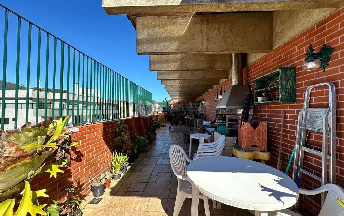 Cobertura linear com 4 quartos sendo 1 suíte, 300 m² em Agriões - Teresópolis/RJ.