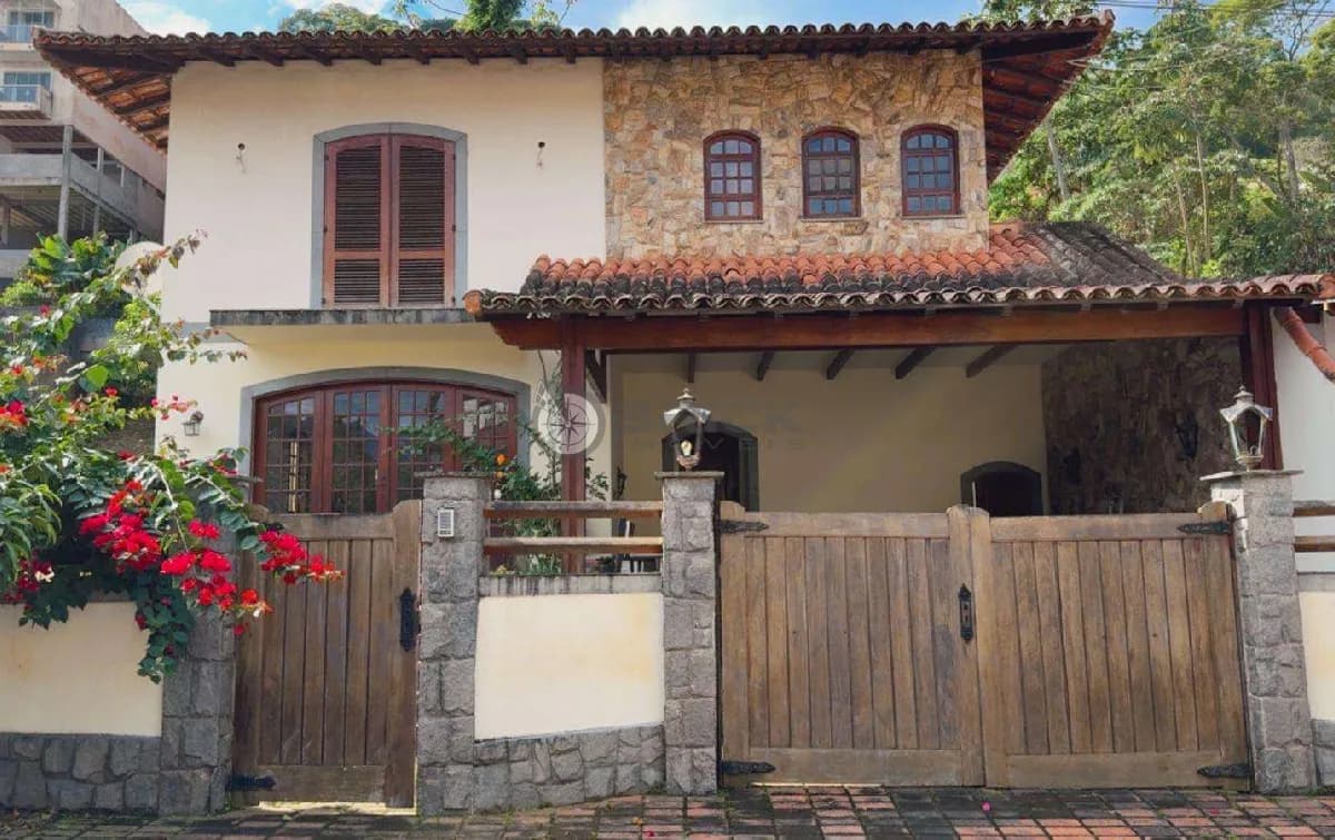 Casa para venda com 4 quartos sendo 3 suítes na Tijuca, Teresópolis/RJ.