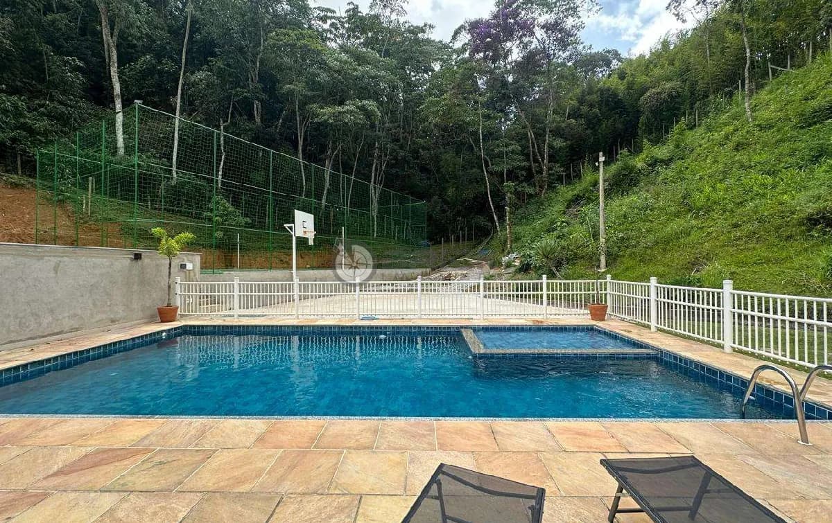 Casa com 2 quartos em condomínio na Tijuca - Teresópolis/RJ.