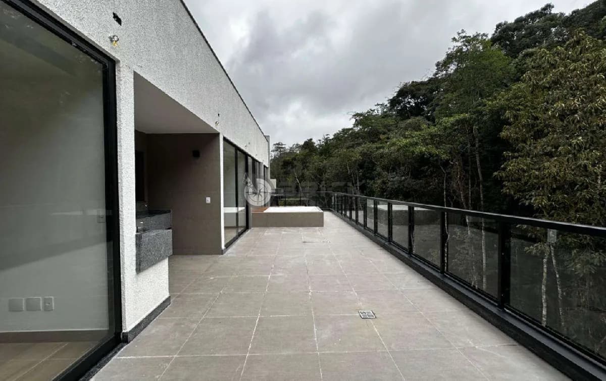 Cobertura linear com 3 quartos sendo 1 suíte, 145 m² no Alto - Teresópolis/RJ.