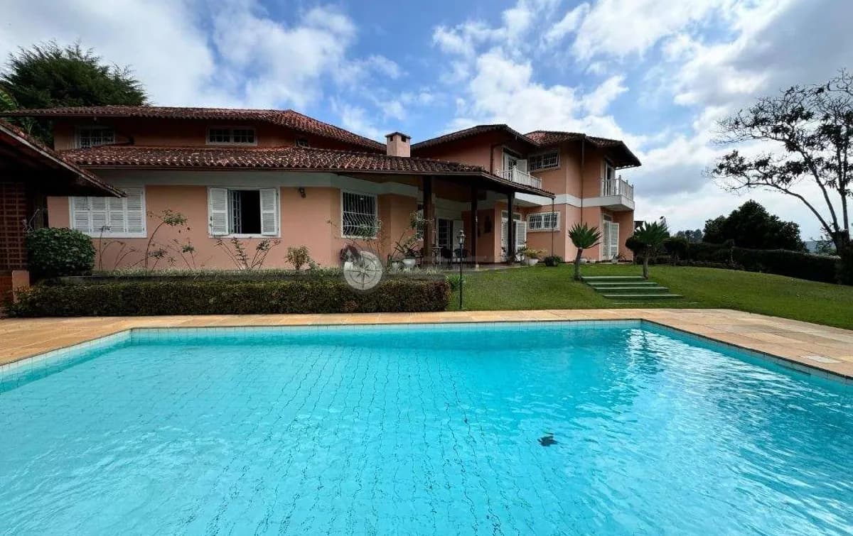 Casa para venda com 5 quartos e terreno de mais de 1.100 m³ em Albuquerque, Teresópolis/RJ.