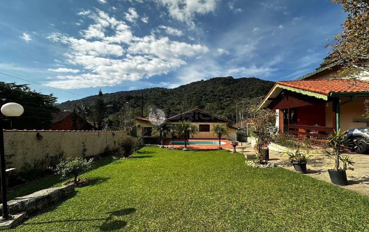 Casa à venda com 4 quartos sendo 2 suítes, 1.245 m² de terreno em condomínio no Comary - Teresópolis/RJ.