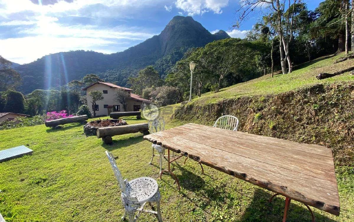 Casa em estilo sítio com 20 mil m² de área em Vargem Grande - Teresópolis/RJ.