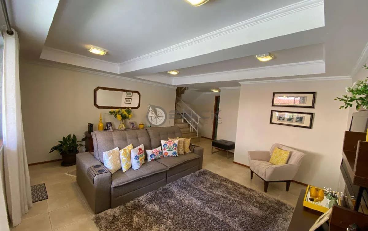 Casa à venda com 4 quartos sendo 2 suítes em condomínio em Araras - Teresópolis/RJ.