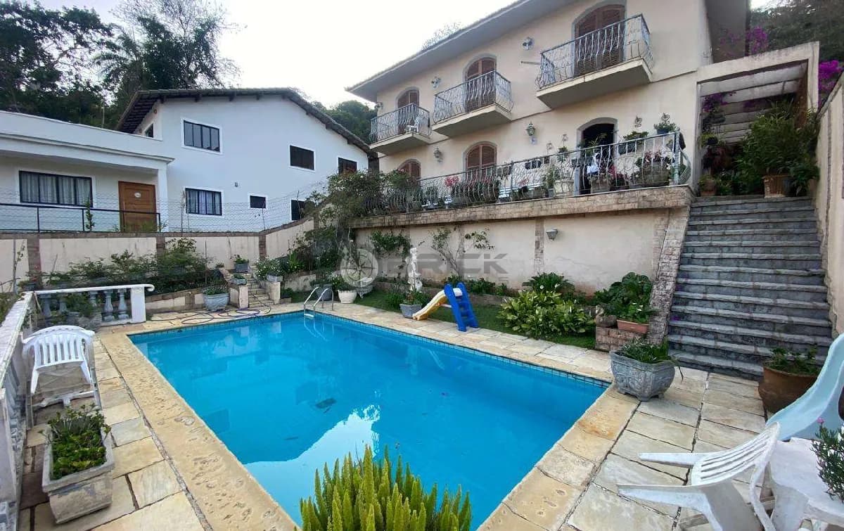 Casa independente com 3 quartos sendo 1 suíte, 600 m² de terreno no Vale do Paraíso - Teresópolis/RJ.