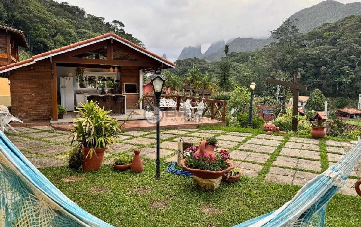 Casa com vista privilegiada para o Dedo de Deus com 4 quartos no Comary, Teresópolis/RJ.