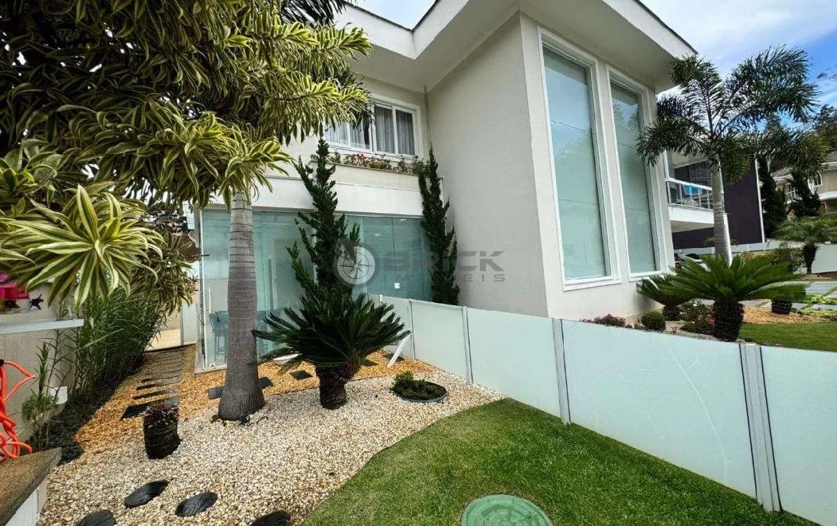 Casa em condomínio com 4 quartos sendo 3 suítes no Panorama - Teresópolis/RJ.