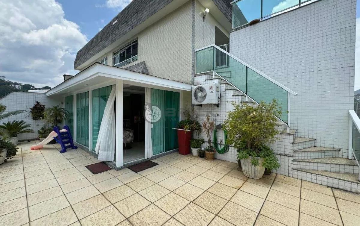 Cobertura duplex com 5 suítes, 390 m² em Agriões- Teresópolis/RJ.