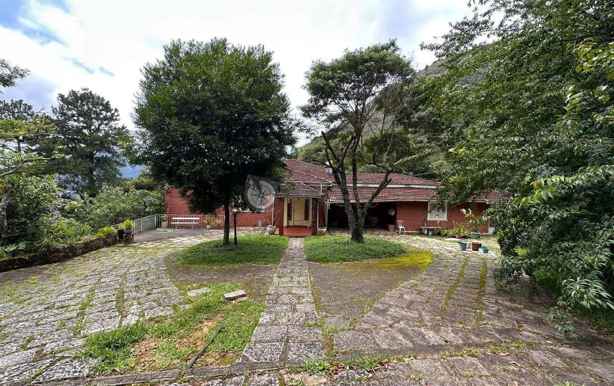 Casa com 5 quartos sendo 3 suítes na Cascata dos Amores - Teresópolis/RJ.