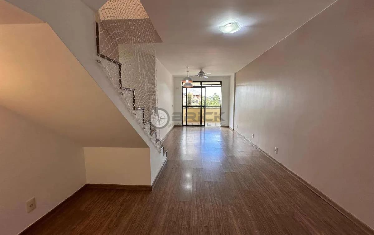 Cobertura duplex à venda com 4 quartos sendo 3 suítes, 144 m² no Alto - Teresópolis/RJ.