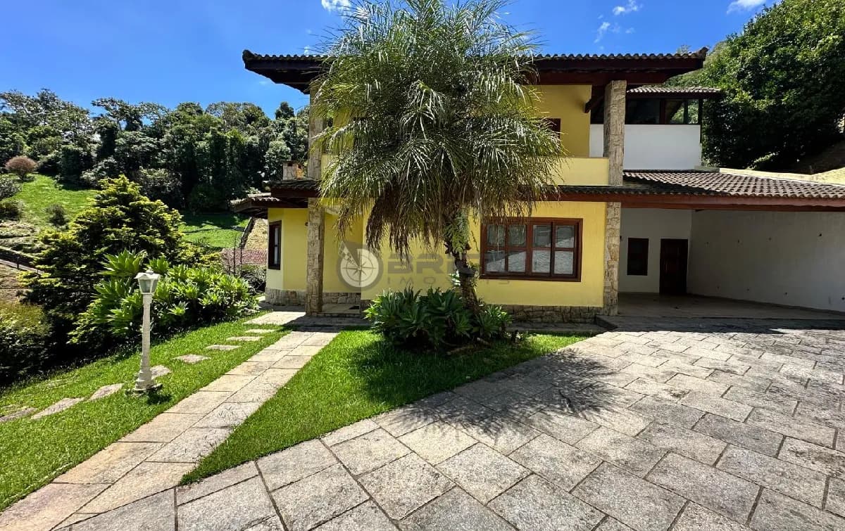 Casa para locação com 4 quartos sendo 1 suíte, 390 m² no Golfe - Teresópolis/RJ.