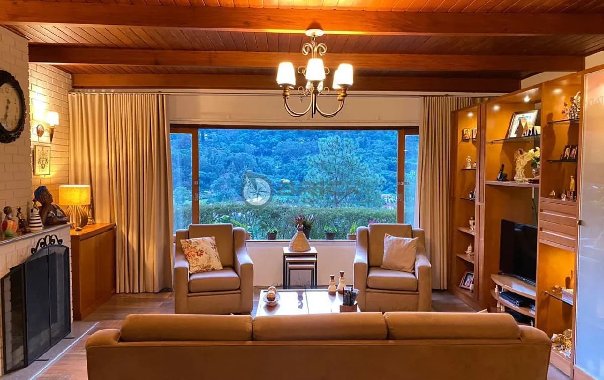 Casa à venda com 5 quartos, 2.470 m² de terreno no Parque Do Imbuí - Teresópolis/RJ.