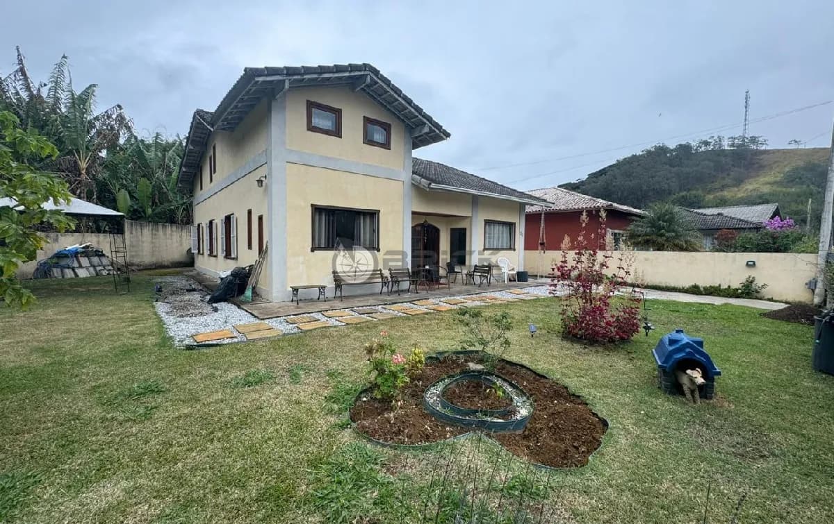 Casa à venda com 4 quartos sendo 1 suíte, 190 m² em Vargem Grande - Teresópolis/RJ.
