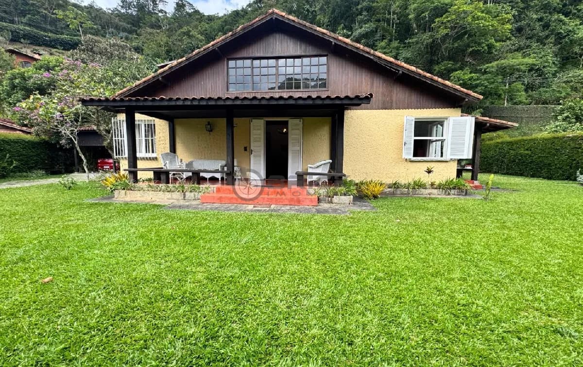Casa em condomínio à venda com 4 quartos sendo 1 suíte, 255 m² na Posse - Teresópolis/RJ.