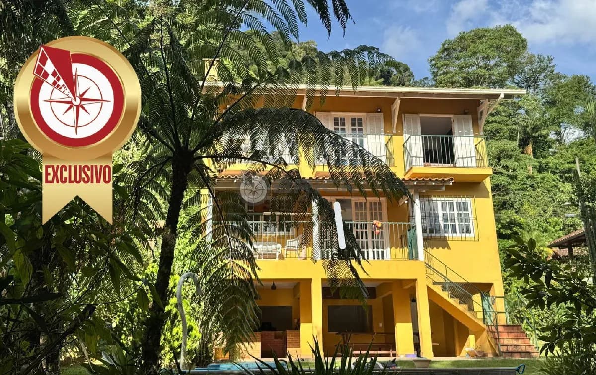 Casa para venda com 4 quartos sendo 2 suítes, 300 m² no Comary - Teresópolis/RJ.