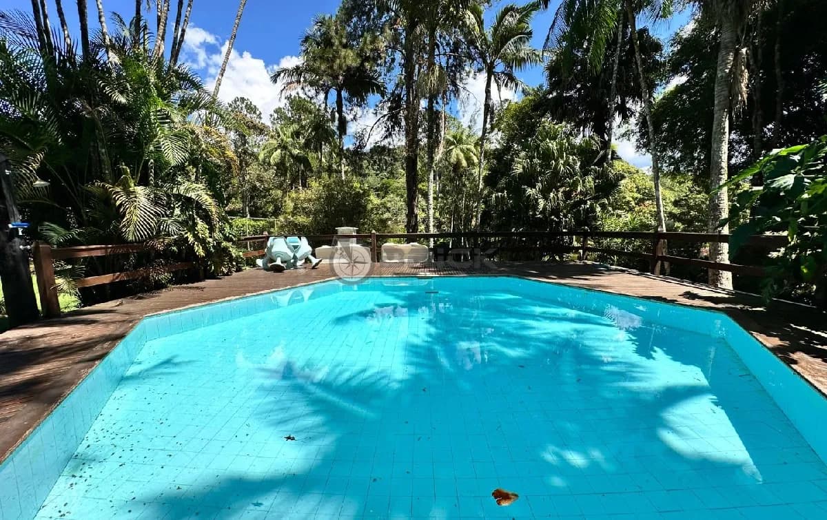 Casa à venda com 3 quartos + duas casas de caseiro, 4.000 m² de terreno em condomínio em Albuquerque - Teresópolis/RJ.