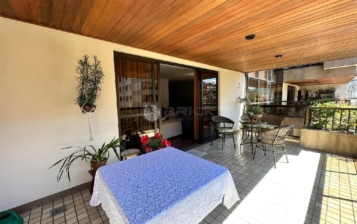 Apartamento à venda com 4 quartos sendo 2 suítes, 210 m² na Várzea - Teresópolis/RJ.