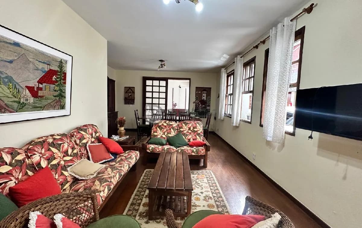 Casa com 3 quartos sendo 1 suíte + dependência em condomínio no Alto - Teresópolis/RJ.