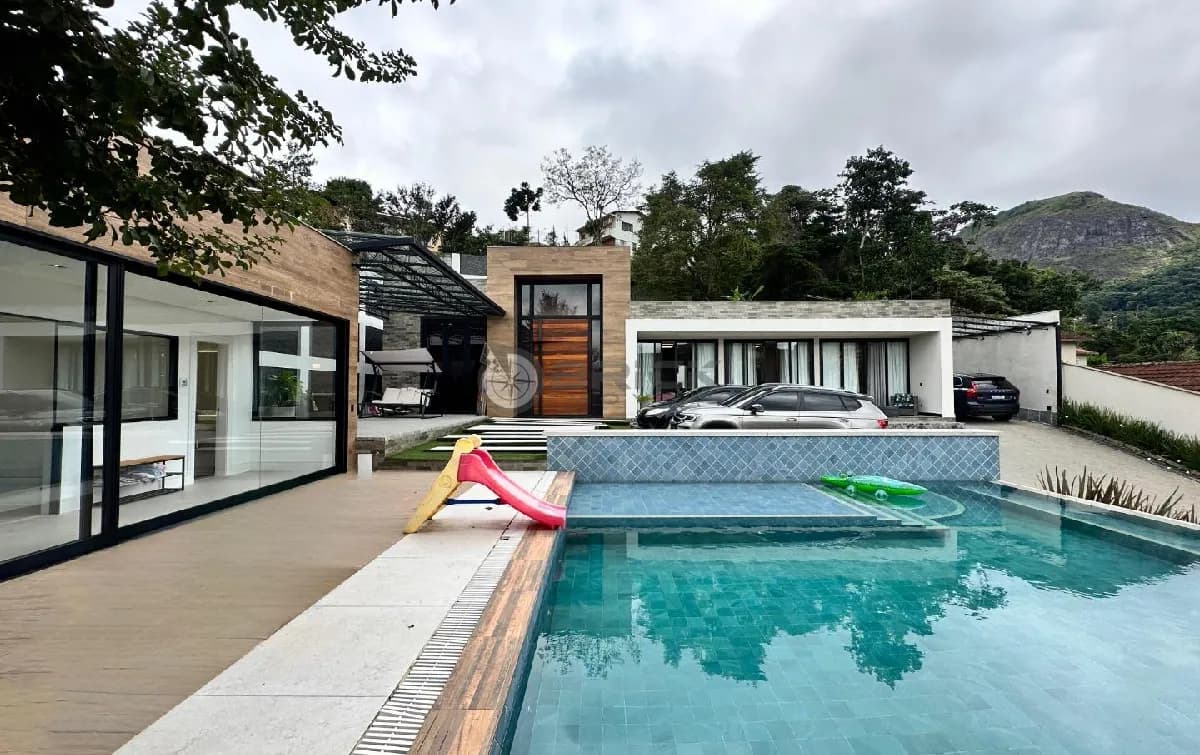 Casa para venda com 4 suítes, 350 m² em Agriões - Teresópolis/RJ.