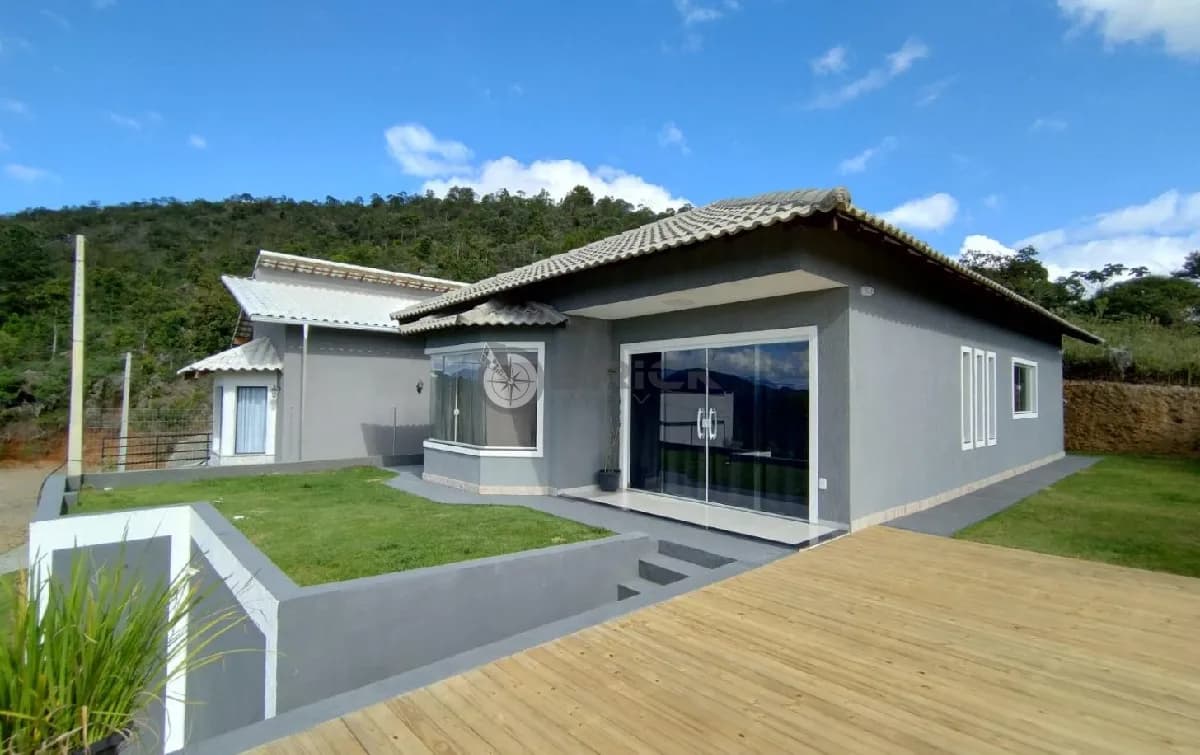 Casa com 3 quartos sendo 1 suíte em condomínio em Albuquerque - Teresópolis/RJ.