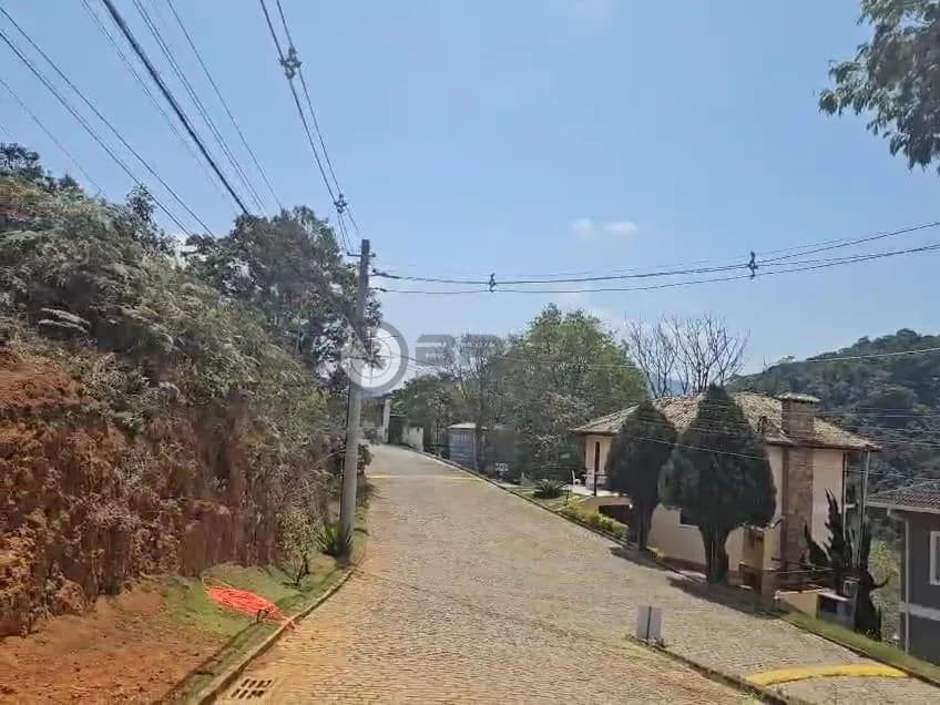 Terreno para venda com 322 m² dentro de condomínio em Albuquerque - Teresópolis/RJ.