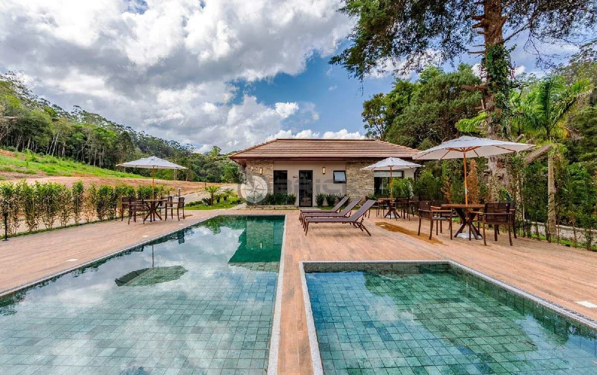 Terreno dentro de condomínio para venda com 566.24m² em Quebra Frascos - Teresópolis/RJ.