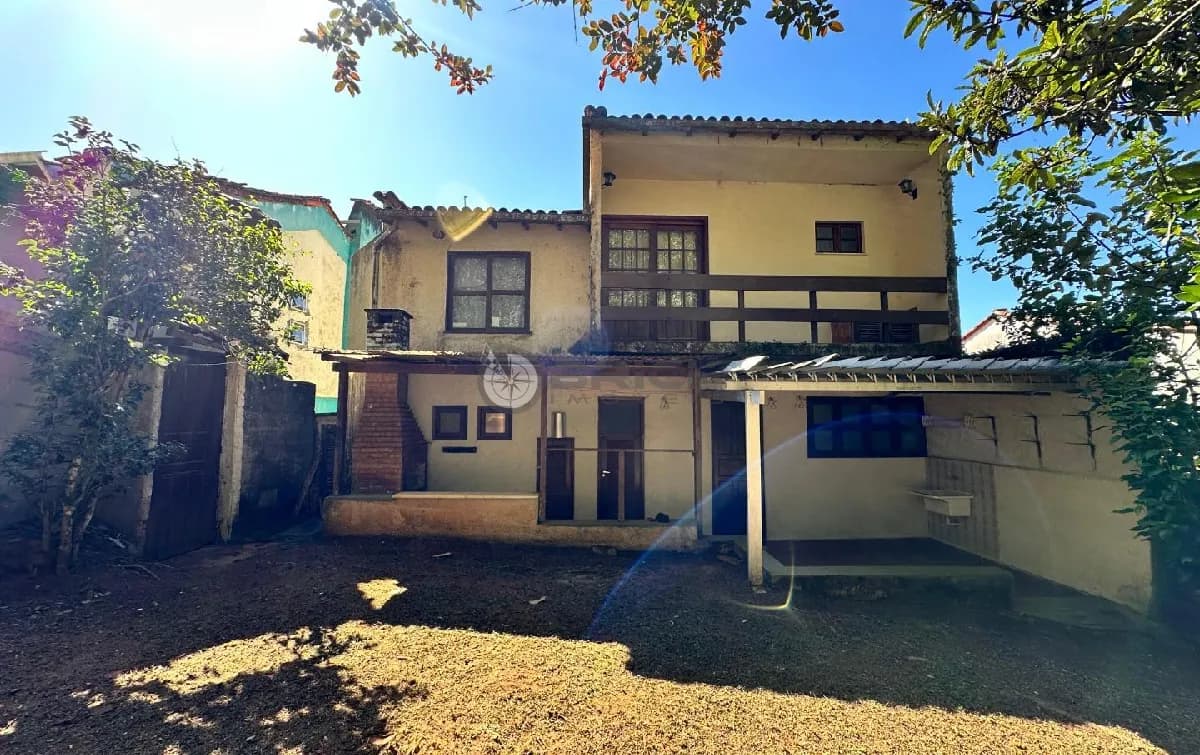 Casa para venda com 4 quartos sendo 1 suíte, 82 m² em Iucas - Teresópolis/RJ.