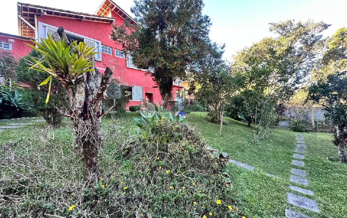 Casa para venda com 4 quartos sendo 2 suítes, 200 m² em Iucas - Teresópolis/RJ.
