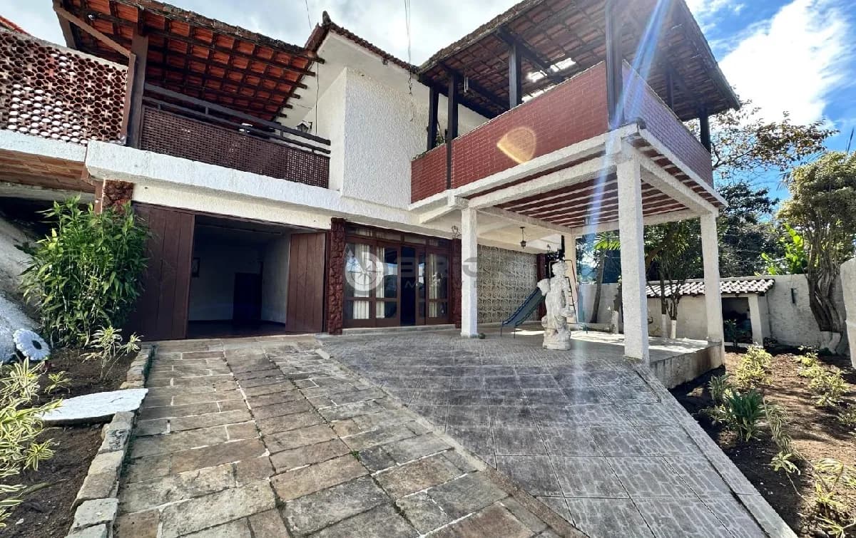 Casa à venda com 5 quartos sendo 1 suíte + dependência completa, 422 m² de terreno em Iucas - Teresópolis/RJ.