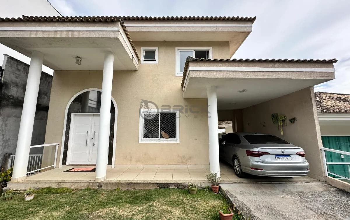 Casa à venda com 5 quartos sendo 4 suítes, 251.74 m² na Tijuca - Teresópolis/RJ.