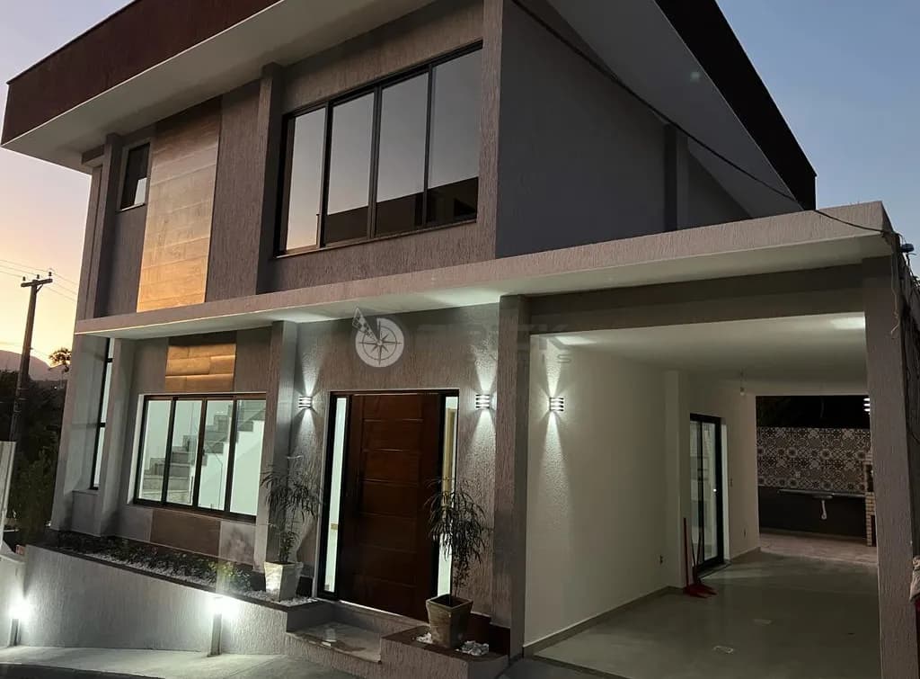Casa à venda com 4 quartos sendo 3 suítes, 150 m² na Várzea - Teresópolis/RJ.