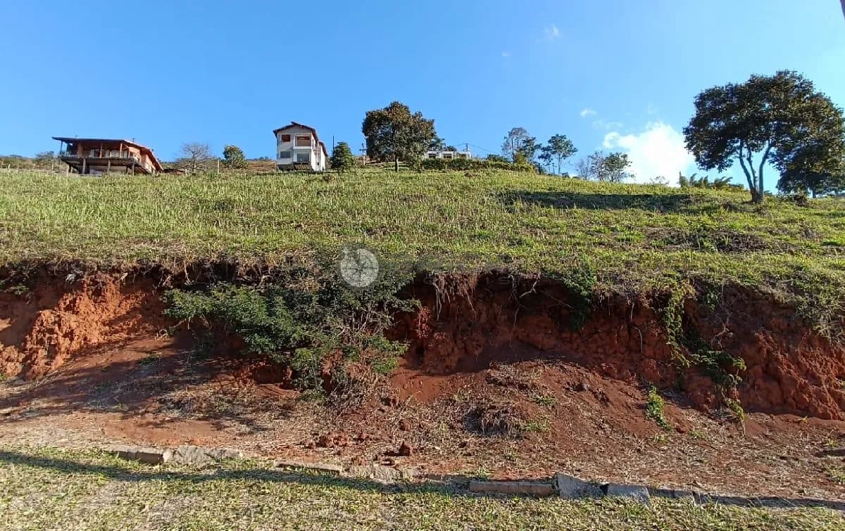 Terreno à venda dentro de condomínio, 638 m² em Sebastiana - Teresópolis/RJ.